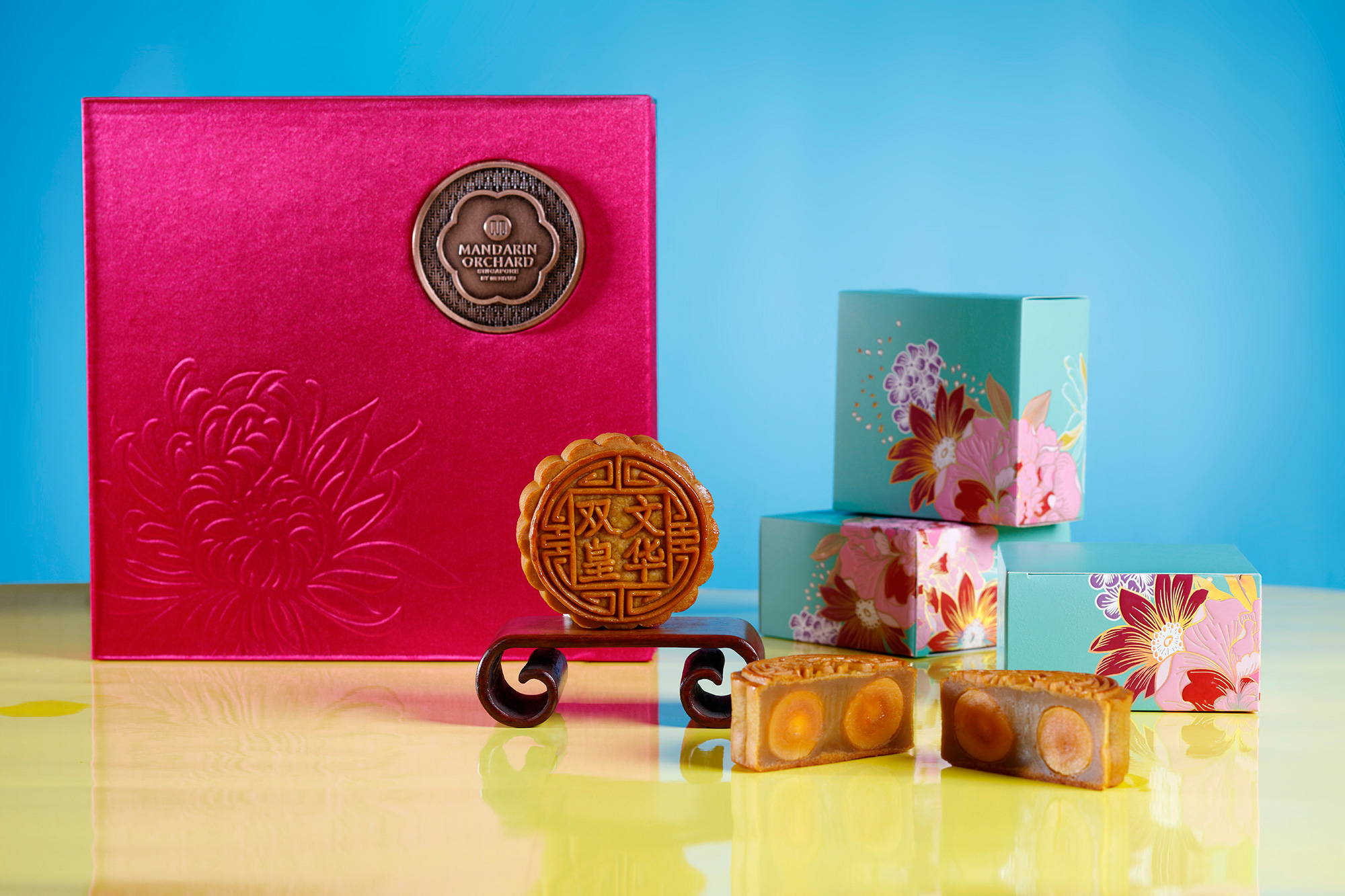 MOS_mooncake_2016_-Baked-Mooncake-with-Double-Yolks-and-White-Lotus-Paste4