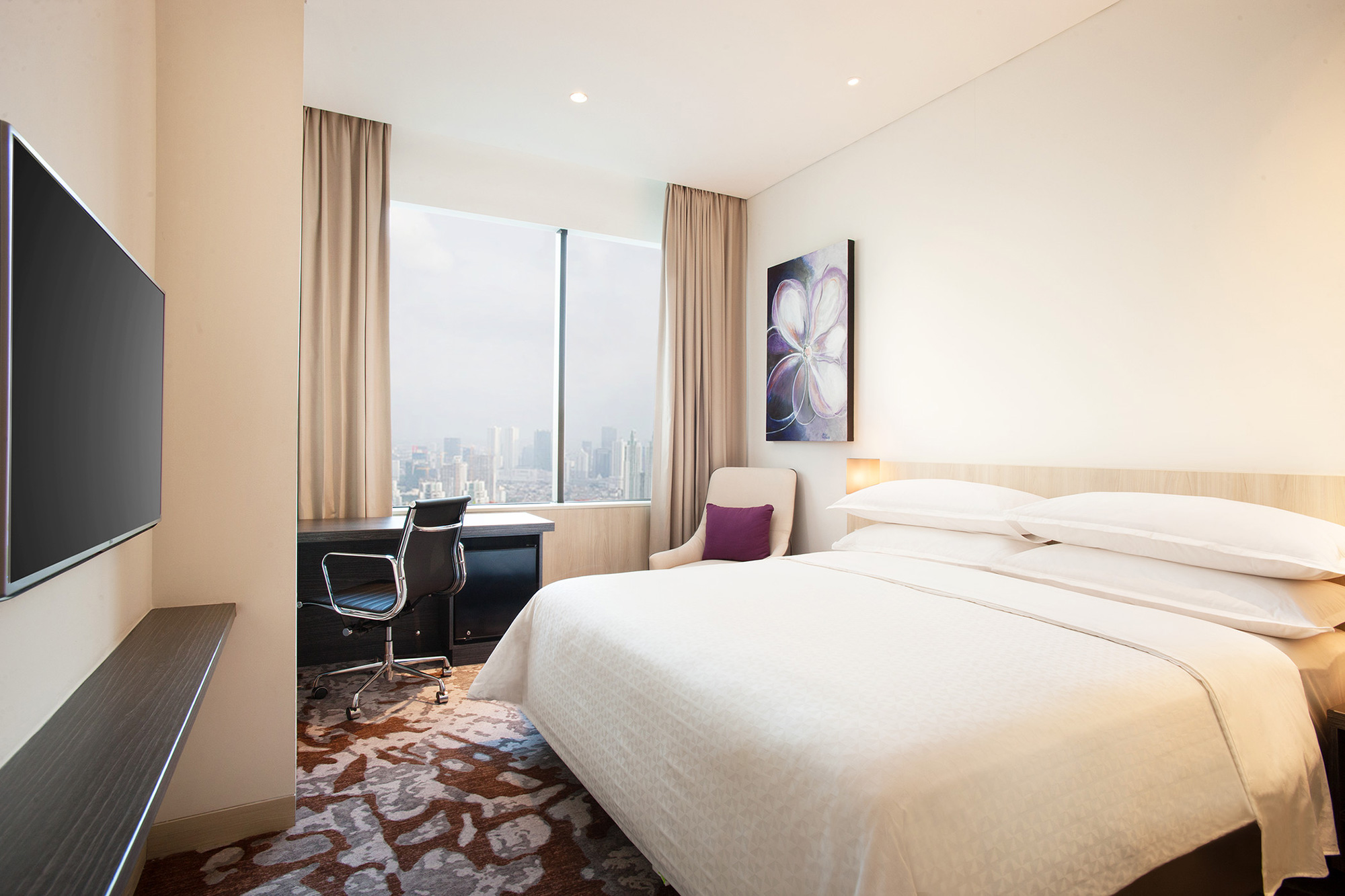 Photo : Four Points by Sheraton Tharmin, Deluxe King City Room