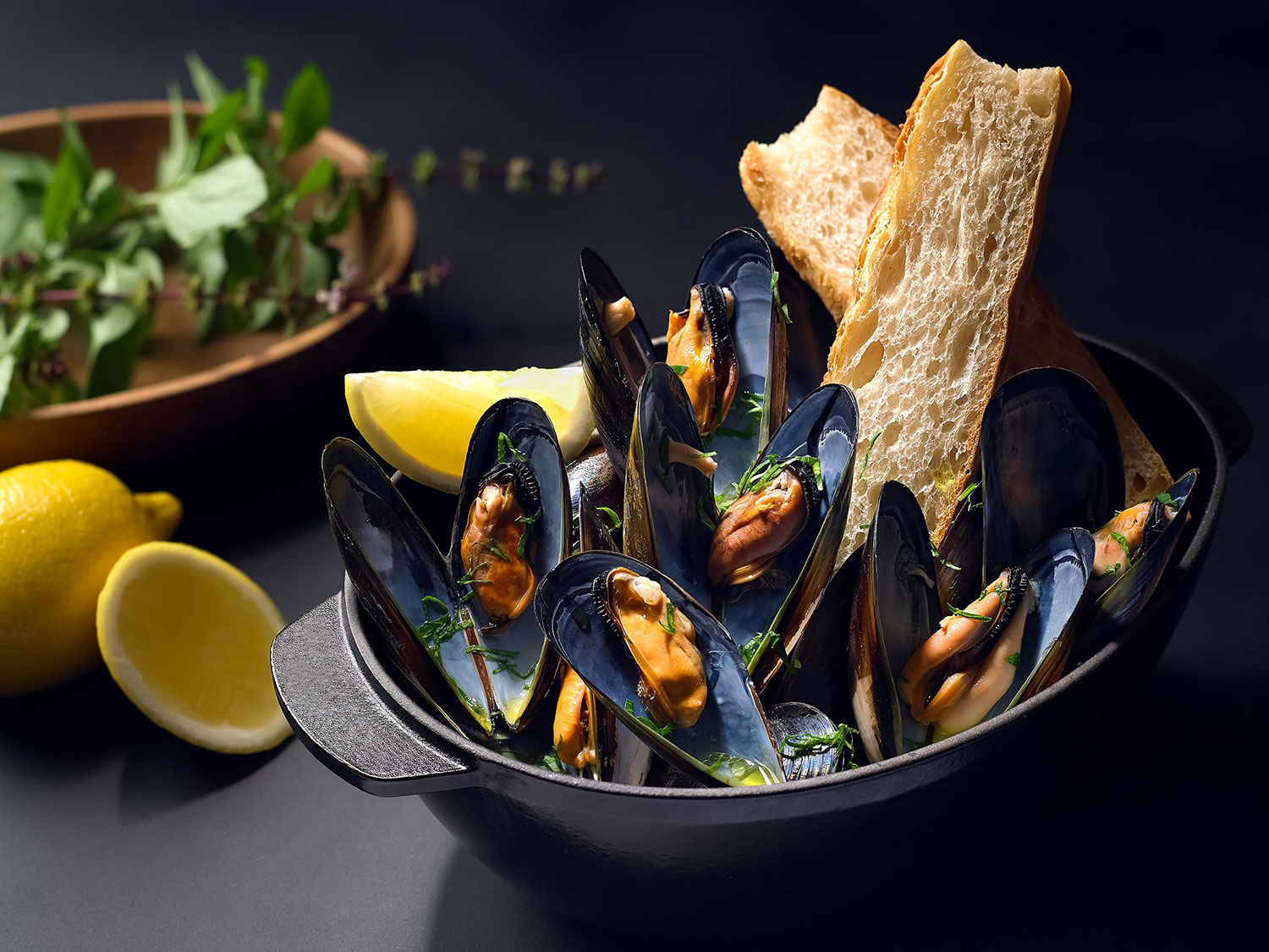 Sharing-Dish---French-Black-Mussels