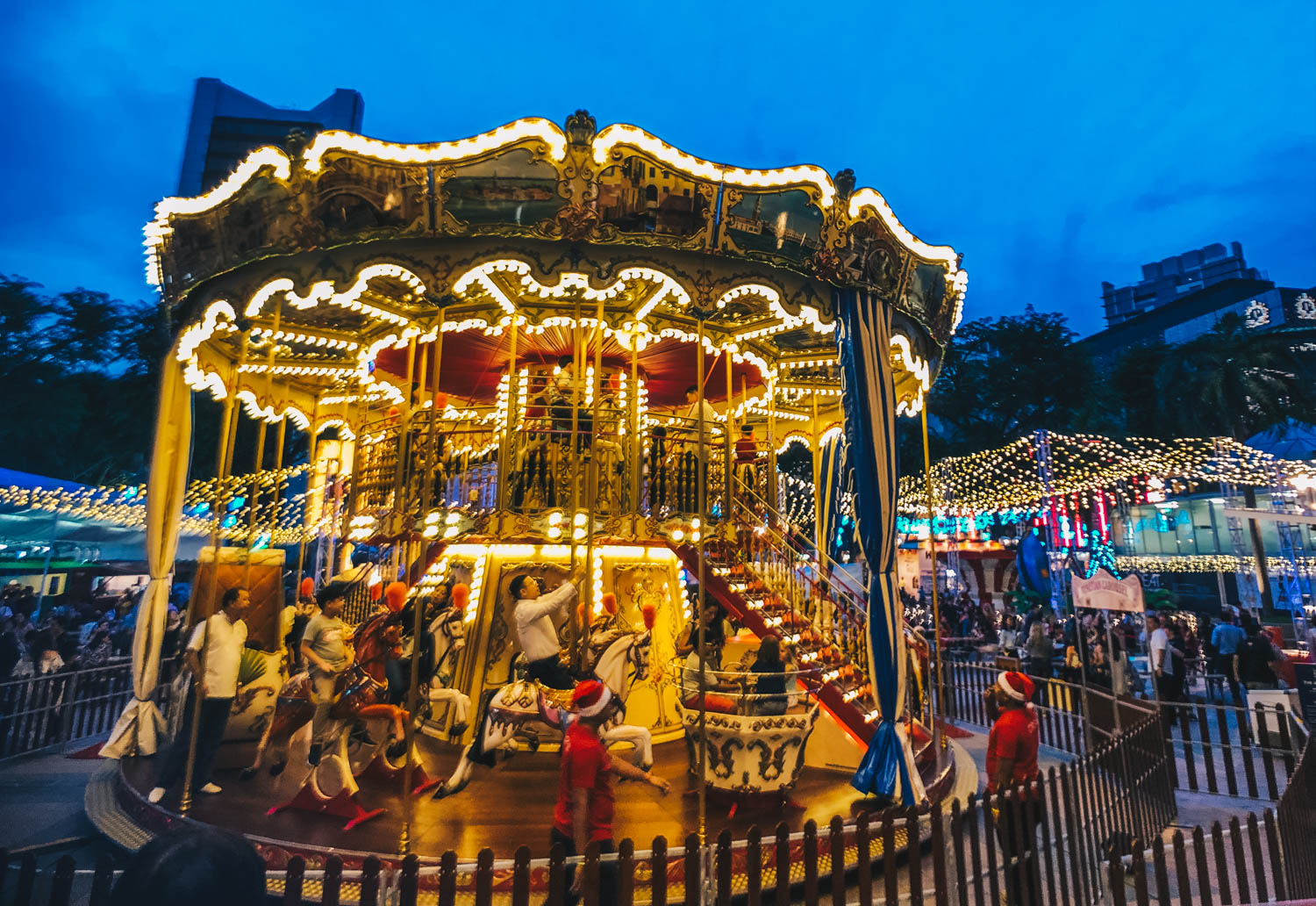 Ngee Ann City Civic Plaza, Christmas Market with stalls sel…