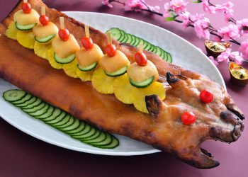 Roast-Suckling-Pig-with-Golen-Mantou
